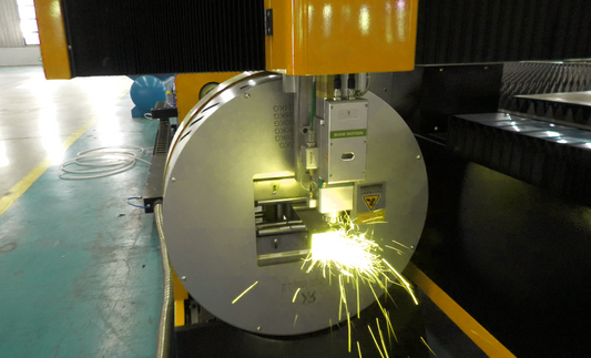 3kW fiber laser cutting tube metal with sparks